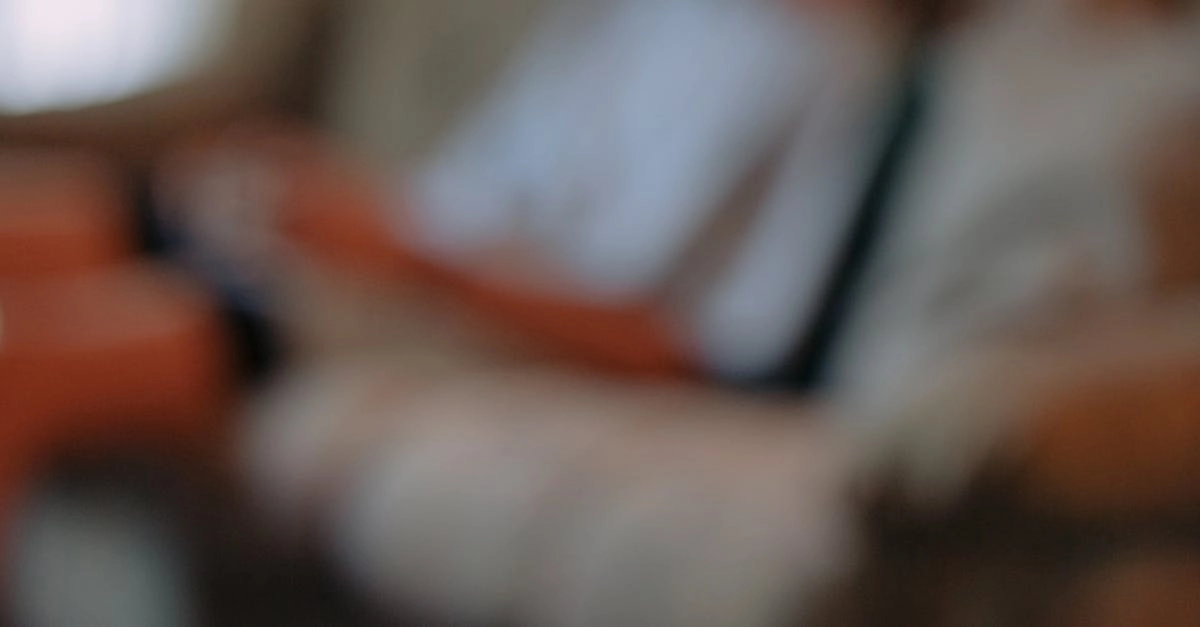 Современная игровая зона в домашнем интерьере с удобной мебелью