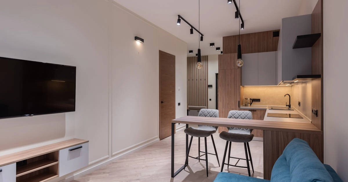 Современная игровая зона в домашнем интерьере с удобной мебелью