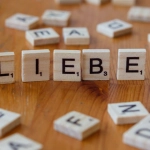 Стильная игровая зона в немецком стиле интерьера дома