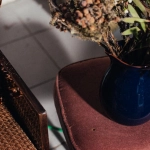 Современная игровая зона в домашнем интерьере с удобной мебелью