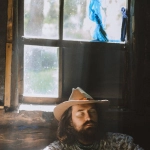 Игровая комната в стиле Дикого Запада с деревянной мебелью