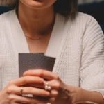 Элегантная домашняя игровая зона для блэкджека в интерьере